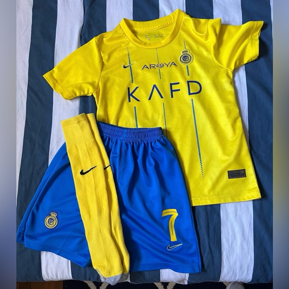 Ronaldo al nassr jersey set (2023/2024)